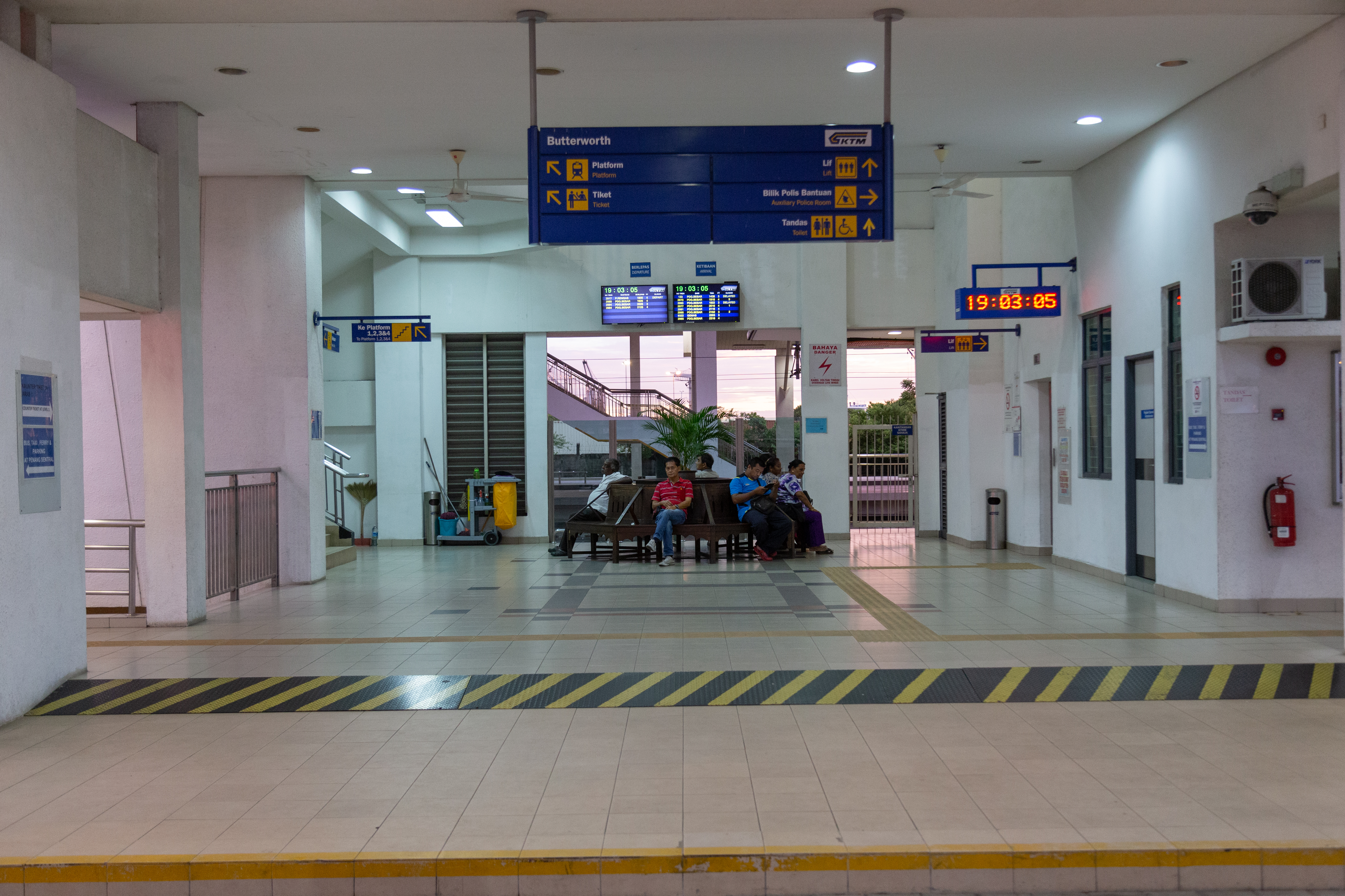 Keretapi Tanah Melayu (KTM)